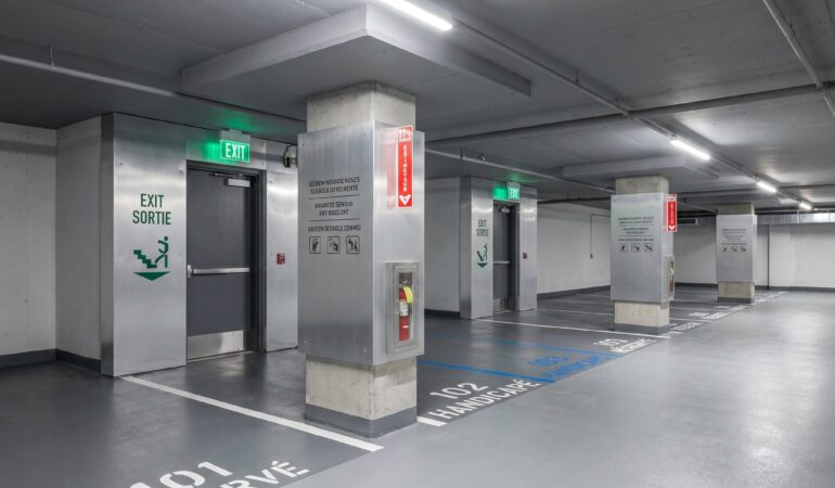 Parking souterrain de copropriété avec signalétique de sécurité et d'accessibilité réglementaire ERP